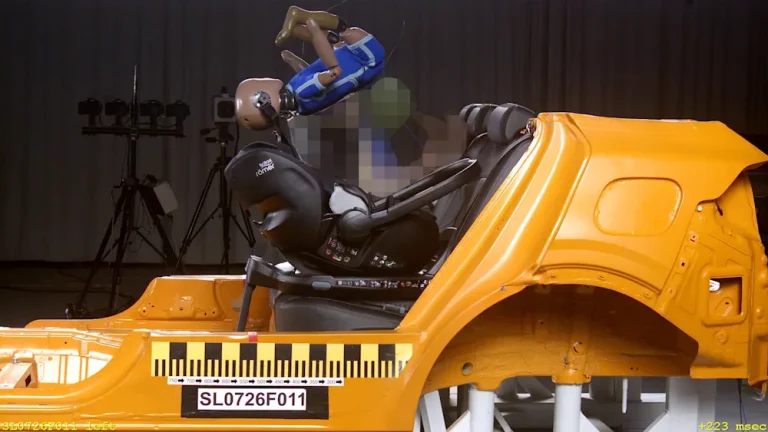 A gyermekbábu kirepül a Britax Römer Baby-Safe Pro hordozóból az ADAC töréstesztjén