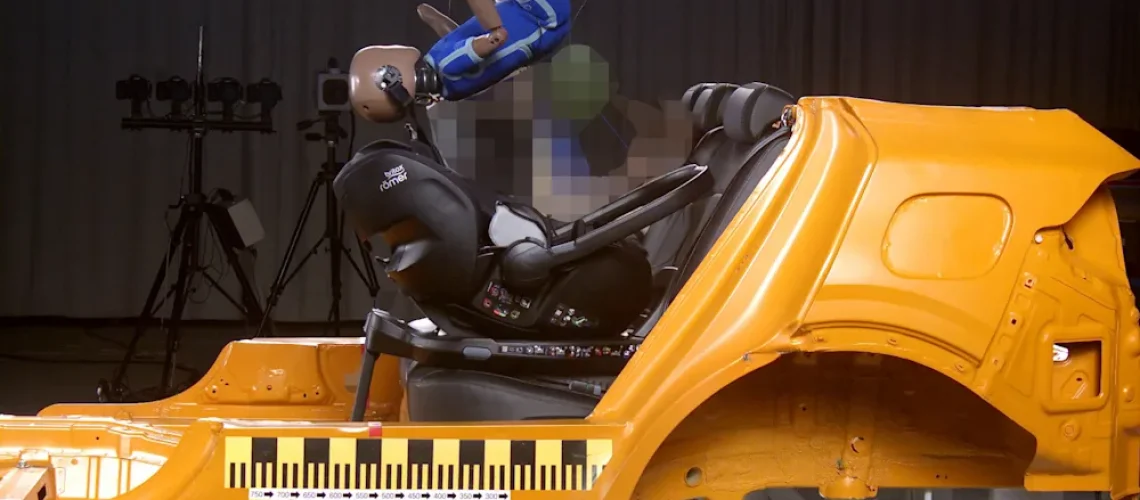 A gyermekbábu kirepül a Britax Römer Baby-Safe Pro hordozóból az ADAC töréstesztjén
